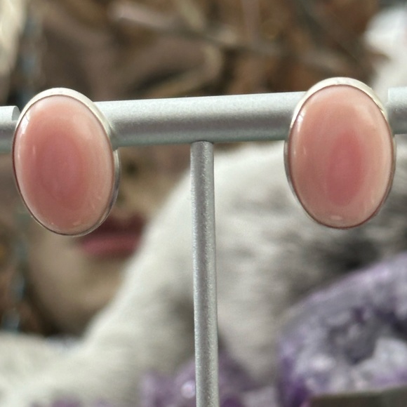 Pink conch sterling silver post earrings - Picture 4 of 7